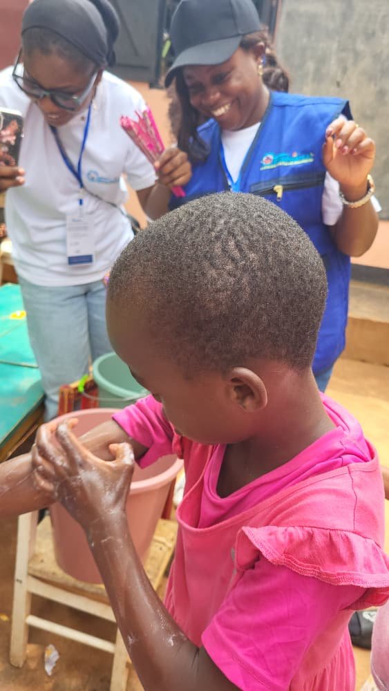 Enfant apprenant le lavage des mains